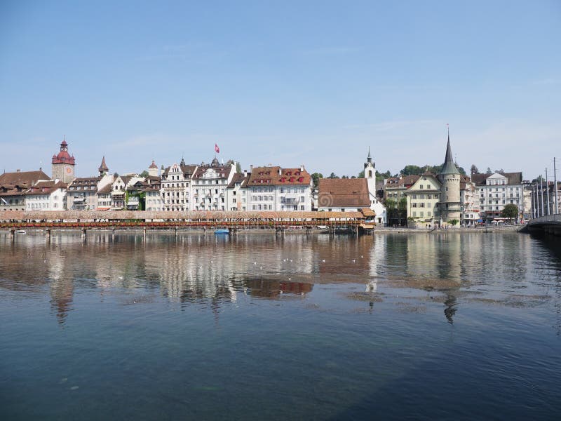 Panoramiczny widok dziejowi budynki i kaplica most przy Reuss rzeką przy europejskim miastem lucerna w Szwajcaria zdjęcie stock Panoramiczny widok dziejowi budynki i kaplica most przy Reuss rzeką przy europejskim miastem lucerna w Szwajcaria zdjęcie stock