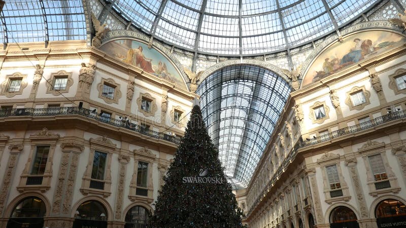 Panoramiczny widok galeria Vittorio Emanuele II i Swarovski choinka