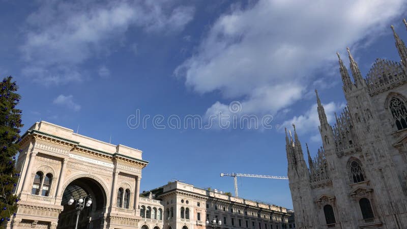 Panoramiczny widok Galleria Vittorio Emanuele II i Duomo Mediolan