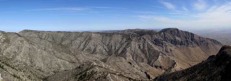 Panoramiczny widok: Jałowy i rzadki góra krajobraz w Guadalupe górach Nationalpark w Teksas fotografia royalty free Panoramiczny widok: Jałowy i rzadki góra krajobraz w Guadalupe górach Nationalpark w Teksas fotografia royalty free