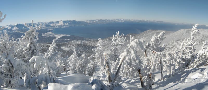 Panoramiczny widok Jeziorny Tahoe od halnego wierzchołka obrazy stock Panoramiczny widok Jeziorny Tahoe od halnego wierzchołka obrazy stock