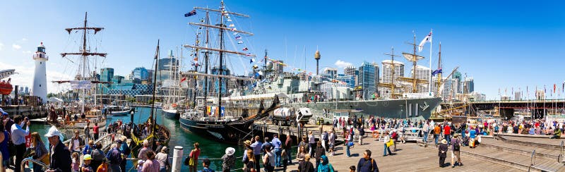 Panoramiczny widok Kochany schronienie Sydney z cumującymi Wysokimi statkami zdjęcie stock Panoramiczny widok Kochany schronienie Sydney z cumującymi Wysokimi statkami zdjęcie stock