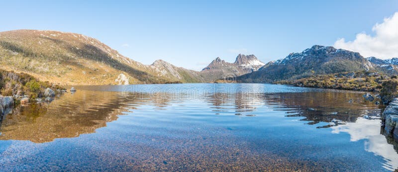 Panoramiczny widok Kołysankowa góra z Gołąbka jeziorem w Tasmania, Australia obraz stock Panoramiczny widok Kołysankowa góra z Gołąbka jeziorem w Tasmania, Australia obraz stock