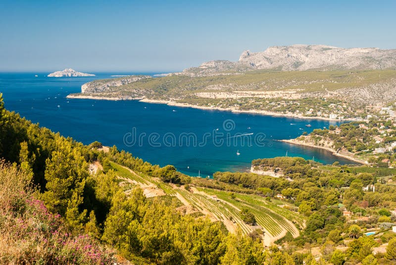 Panoramiczny widok linia brzegowa blisko Cassis widzieć od trasy des Cretes & x28; Provence, France& x29; zdjęcia royalty free Panoramiczny widok linia brzegowa blisko Cassis widzieć od trasy des Cretes & x28; Provence, France& x29; zdjęcia royalty free