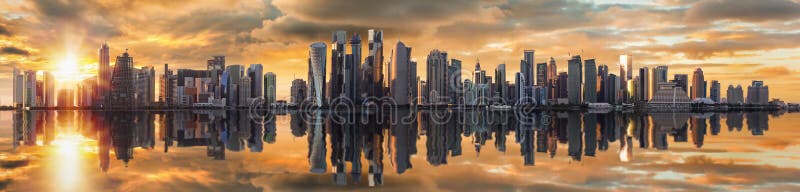 Panoramiczny widok linia horyzontu Doha, Katar, przy zmierzchu czasem obraz stock