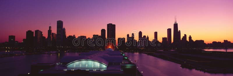 Panoramiczny widok marynarki wojennej Chicago i mola linia horyzontu przy zmierzchem, Chicago, IL zdjęcia stock