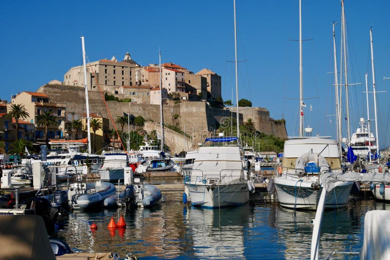 Panoramiczny widok na port w citadel i jacht w calvi. francja korsykańska. zdjęcia royalty free