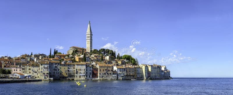 Panoramiczny widok na starym miasteczku przybrzeżnym Rovinj, Istria, Chorwacja zdjęcie stock Panoramiczny widok na starym miasteczku przybrzeżnym Rovinj, Istria, Chorwacja zdjęcie stock