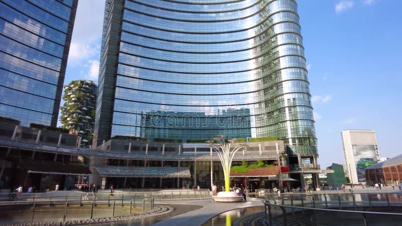 Panoramiczny widok piazza gae aulenti w języku milańskim