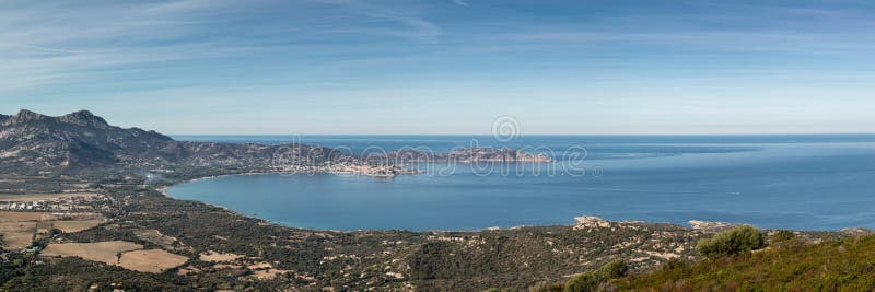 Panoramiczny widok przez Calvi zatokę i Revellata w Corsica zdjęcia stock
