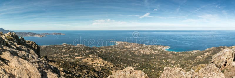 Panoramiczny widok przez Calvi zatokę i Revellata w Corsica obraz stock