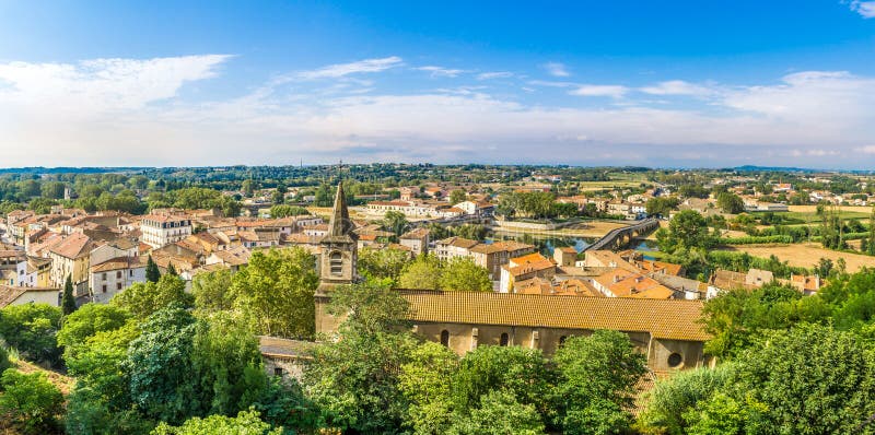 Panoramiczny widok przy Beziers miastem z StJude kościół w Francja obraz stock Panoramiczny widok przy Beziers miastem z StJude kościół w Francja obraz stock