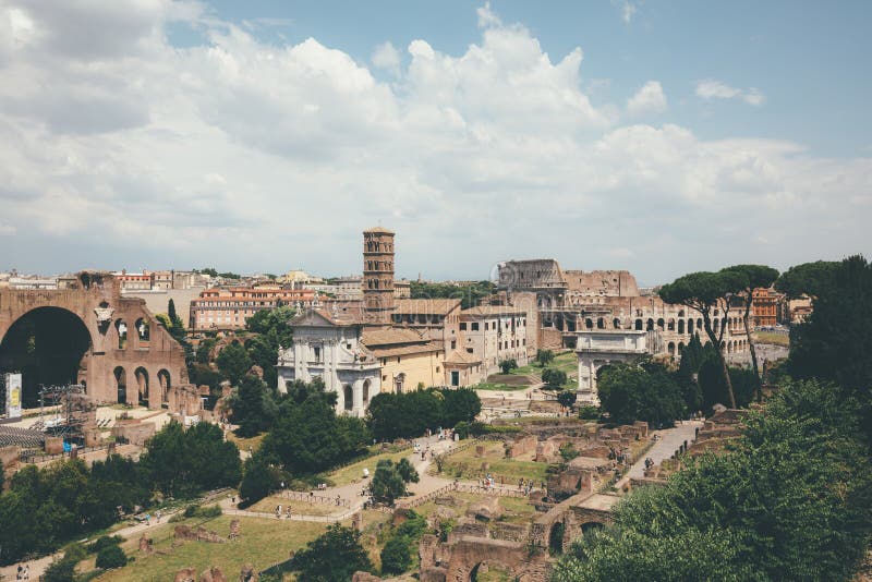 Panoramiczny widok Romański forum, także znać forum Romanum zdjęcie stock Panoramiczny widok Romański forum, także znać forum Romanum zdjęcie stock