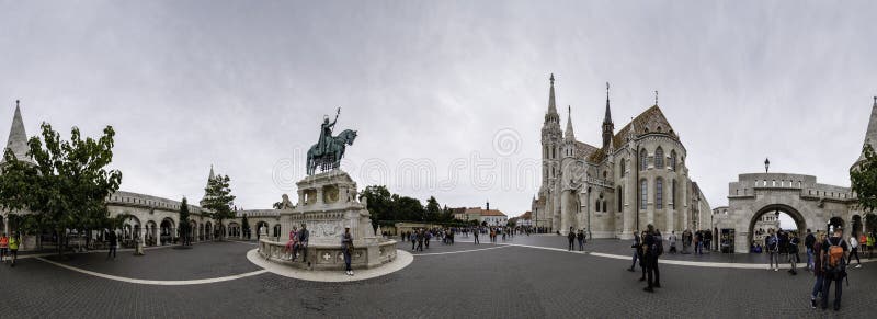 Panoramiczny widok rybaka bastionu kwadrat z equestrian statuą Świątobliwy Stephen Ja i Matthias kościół, Budapest zdjęcie stock Panoramiczny widok rybaka bastionu kwadrat z equestrian statuą Świątobliwy Stephen Ja i Matthias kościół, Budapest zdjęcie stock