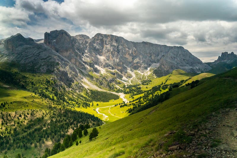 Panoramiczny widok sławnych dolomitów halni szczyty jarzy się w pięknym złotym wieczór świetle w lecie, Południowy Tyrol, Włochy obrazy royalty free Panoramiczny widok sławnych dolomitów halni szczyty jarzy się w pięknym złotym wieczór świetle w lecie, Południowy Tyrol, Włochy obrazy royalty free
