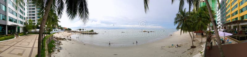 Panoramiczny widok Tanjung Bungah plaża w hotelowym kurorcie zdjęcie stock Panoramiczny widok Tanjung Bungah plaża w hotelowym kurorcie zdjęcie stock