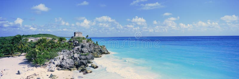 Panoramiczny widok Templo Del Dios del Viento Majskie ruiny Ruinas De Tulum w Quintana Roo, półwysep jukatan (Tulum ruiny) obrazy stock Panoramiczny widok Templo Del Dios del Viento Majskie ruiny Ruinas De Tulum w Quintana Roo, półwysep jukatan (Tulum ruiny) obrazy stock