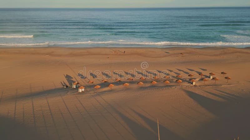 Panoramiczny widok tropikalna plażowa surf morska. lotne pustkowie i parasole