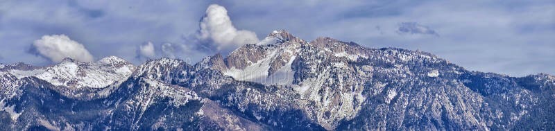 Panoramiczny widok Wasatch Frontowa Skalista góra, podkreślający Samotną szczytu i grzmotu górę od Wielkiej Salt Lake doliny w uc zdjęcia royalty free