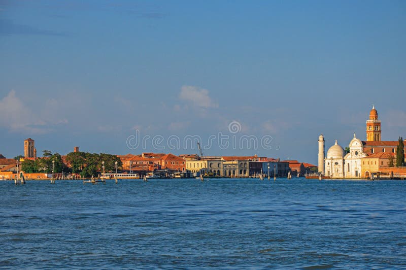 Panoramiczny widok Wenecja laguna z budynkami na horyzoncie przy zmierzchem w Wenecja, zdjęcia stock Panoramiczny widok Wenecja laguna z budynkami na horyzoncie przy zmierzchem w Wenecja, zdjęcia stock