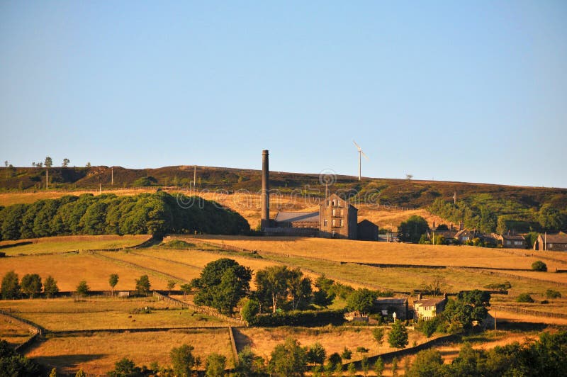 Panoramiczny widok wioska stary grodzki pobliski hebden most w zachodzie - Yorkshire z lata światłem słonecznym na gospodarstwach obraz stock Panoramiczny widok wioska stary grodzki pobliski hebden most w zachodzie - Yorkshire z lata światłem słonecznym na gospodarstwach obraz stock