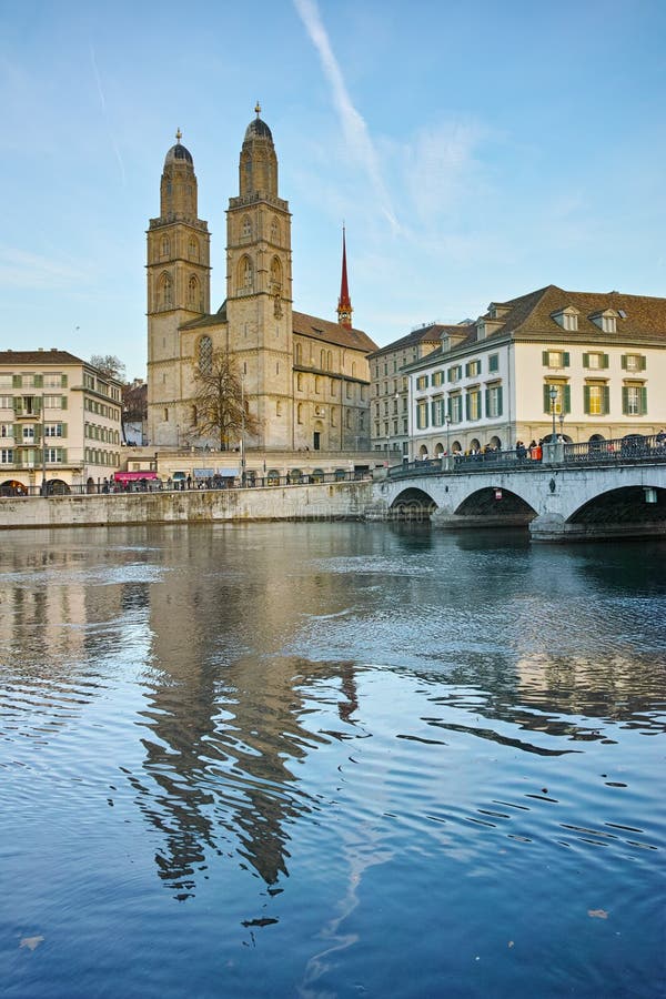 Panoramiczny widok wokoło Grossmunster kościół, Zurich, Szwajcaria obraz stock Panoramiczny widok wokoło Grossmunster kościół, Zurich, Szwajcaria obraz stock