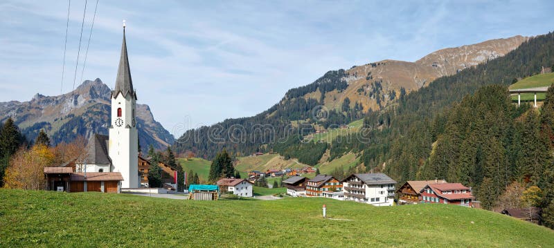 Panoramiczny widok wysokogórska wioska Schroecken w spadku Stan Vorarlberg, Austria, Europa obrazy stock Panoramiczny widok wysokogórska wioska Schroecken w spadku Stan Vorarlberg, Austria, Europa obrazy stock