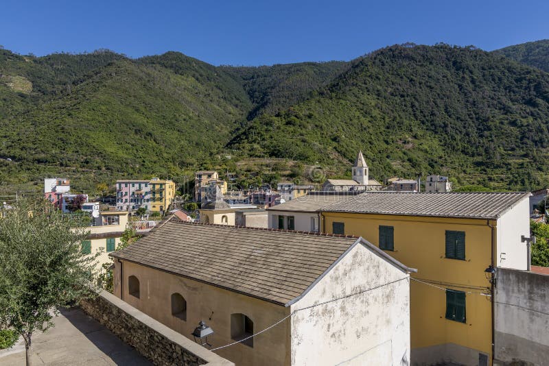 Panoramiczny widok wzgórza miasteczko Corniglia w Cinque Terre parku, Liguria, Włochy zdjęcia royalty free Panoramiczny widok wzgórza miasteczko Corniglia w Cinque Terre parku, Liguria, Włochy zdjęcia royalty free