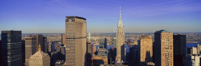 Panoramiczny widok z lotu ptaka Chrysler budynek i Spotykający życie budynek, Manhattan, NY linia horyzontu
