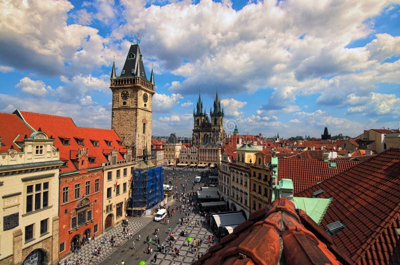 Panoramiczny widok z lotu ptaka Stary rynek z Starym urzędem miasta, kościół Nasz dama przed Tyn i innymi sławnymi dziejowymi bud obraz stock Panoramiczny widok z lotu ptaka Stary rynek z Starym urzędem miasta, kościół Nasz dama przed Tyn i innymi sławnymi dziejowymi bud obraz stock