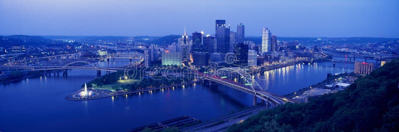 Panoramiczny wieczór widok Pittsburgh, PA z zachodniego kona mostem, Allegheny, Monongahela i rzeki ohio