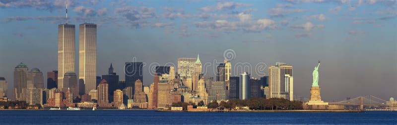 Panoramiczny zmierzchu widok handel światowy Góruje, statua wolności, most brooklyński i Manhattan, NY linia horyzontu