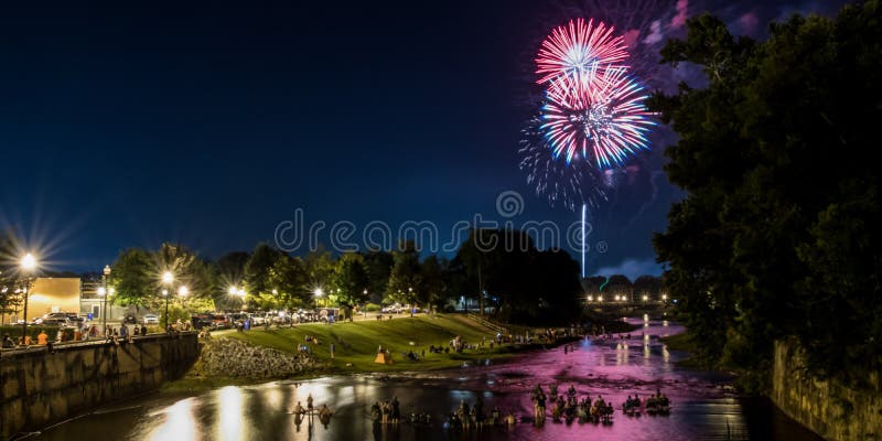 Panoramique des feux d'artifice du ` s de Prattville du Creekwalk photographie stock libre de droits Panoramique des feux d'artifice du ` s de Prattville du Creekwalk photographie stock libre de droits