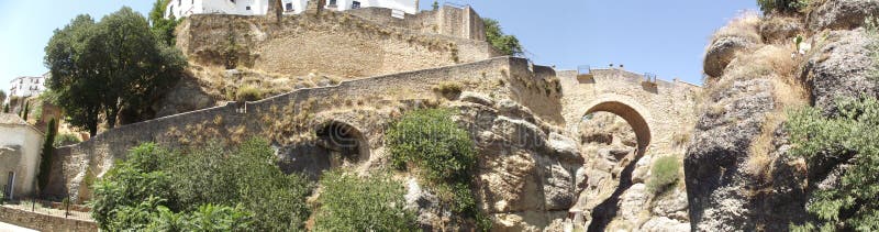 Panoramique du pont arabe à Ronda, Malaga, Andalousie photographie stock libre de droits