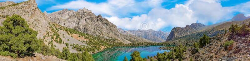 Panoramisch beeld van het Alaudin-meer met turkooiswater op een rotsachtige bergachtergrond Fann Mountains, Tadzjikistan, Centraa stock foto's Panoramisch beeld van het Alaudin-meer met turkooiswater op een rotsachtige bergachtergrond Fann Mountains, Tadzjikistan, Centraa stock foto's