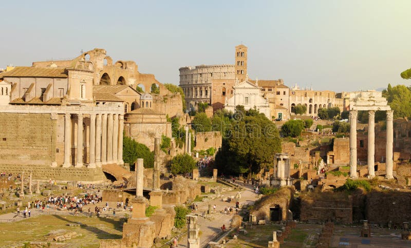 Panoramisch beeld van oude Rome-ruïnes Cityscape skyline van de landmerken van de beroemde reisbestemmingen van Rome in Italië