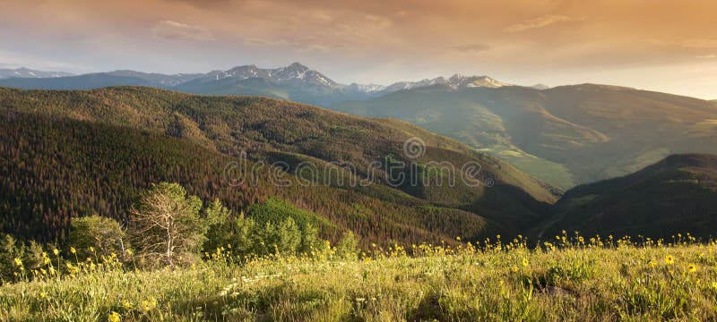 Panoramisch Rocky Mountain Peak View bij Zonsondergang Vail Colorado royalty-vrije stock fotografie Panoramisch Rocky Mountain Peak View bij Zonsondergang Vail Colorado royalty-vrije stock fotografie