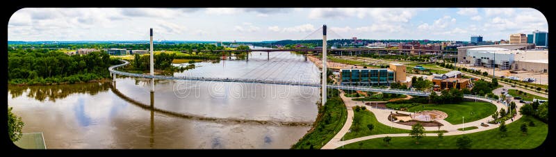 Panoramisch Satellietbeeld van de rivier van Missouri, Tom Hanafan-de voetbrug Omaha Nebraska van pleinbob kerrey en Omaha van de royalty-vrije stock fotografie Panoramisch Satellietbeeld van de rivier van Missouri, Tom Hanafan-de voetbrug Omaha Nebraska van pleinbob kerrey en Omaha van de royalty-vrije stock fotografie