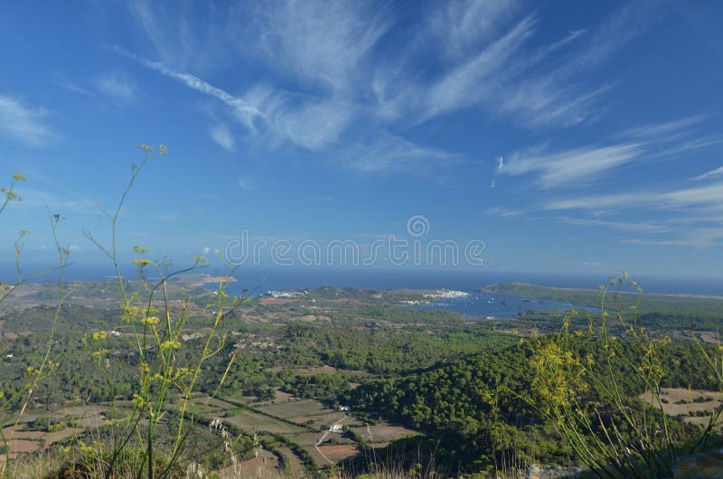 Panoramisch uitzicht van de hoogste berg - El Torre in Menorca royalty-vrije stock afbeelding Panoramisch uitzicht van de hoogste berg - El Torre in Menorca royalty-vrije stock afbeelding