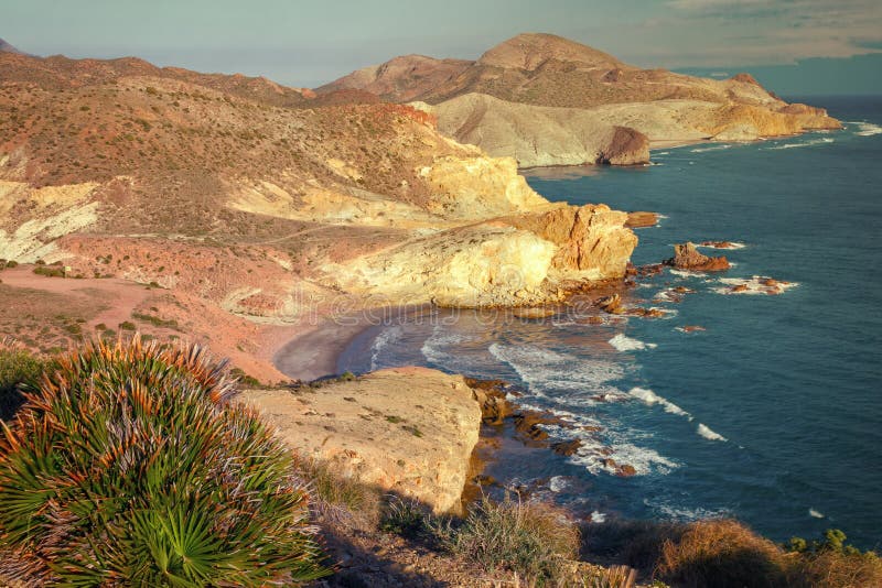 Panoramisch vom Kohlenstoffstrand und -eingang zu Chicre-Strand, Cabo De Gata Natural Park, Almeria, Spanien stockfotos Panoramisch vom Kohlenstoffstrand und -eingang zu Chicre-Strand, Cabo De Gata Natural Park, Almeria, Spanien stockfotos