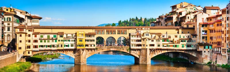 Panoramische Ansicht von Ponte Vecchio in Florenz, Italien lizenzfreie stockfotografie Panoramische Ansicht von Ponte Vecchio in Florenz, Italien lizenzfreie stockfotografie