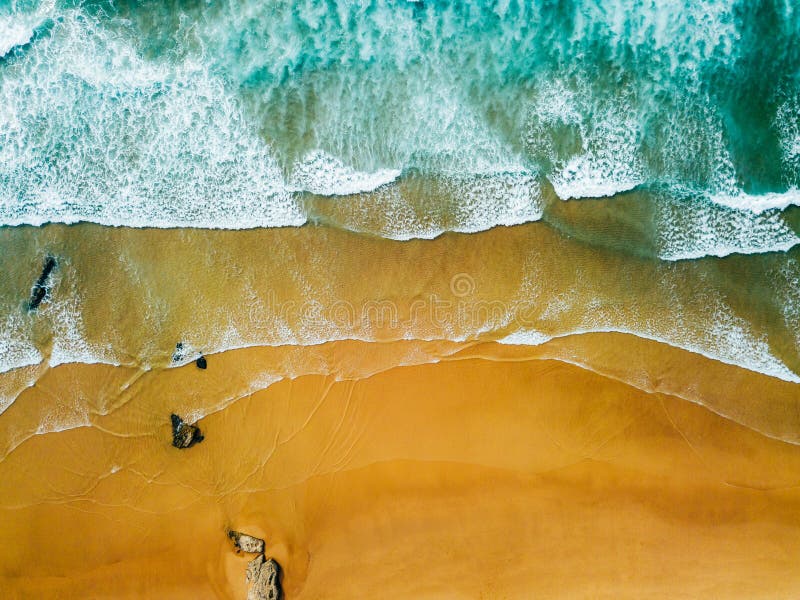 Panoramische Brummen-von der Luftansicht von blauen Meereswogen und von schönem Sandy Beach lizenzfreies stockbild Panoramische Brummen-von der Luftansicht von blauen Meereswogen und von schönem Sandy Beach lizenzfreies stockbild