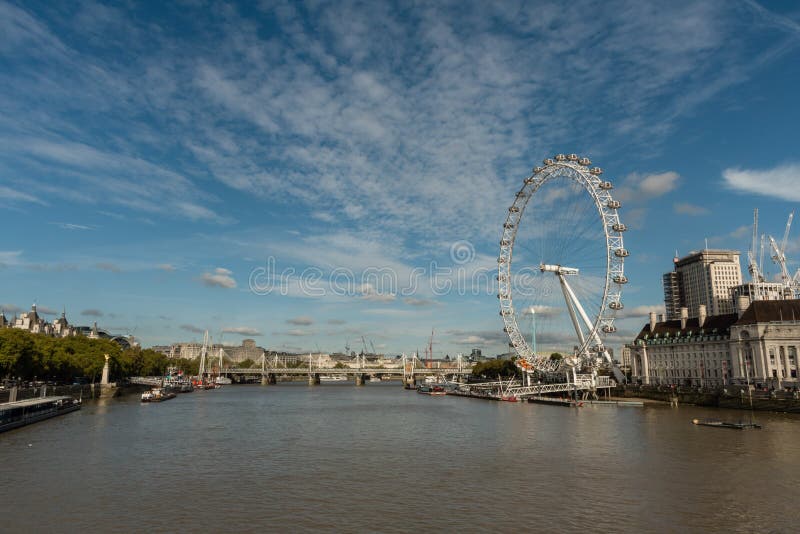 Panoramische die Themse-Aussicht in London Ende Oktober stockfotografie Panoramische die Themse-Aussicht in London Ende Oktober stockfotografie