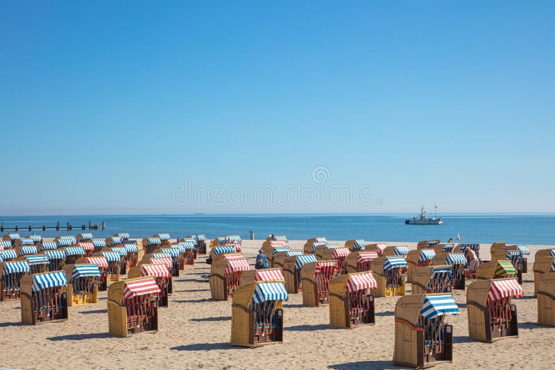 panoramische foto van kleurrijke ligstoelen op het strand in mooi weer royalty-vrije stock foto's panoramische foto van kleurrijke ligstoelen op het strand in mooi weer royalty-vrije stock foto's