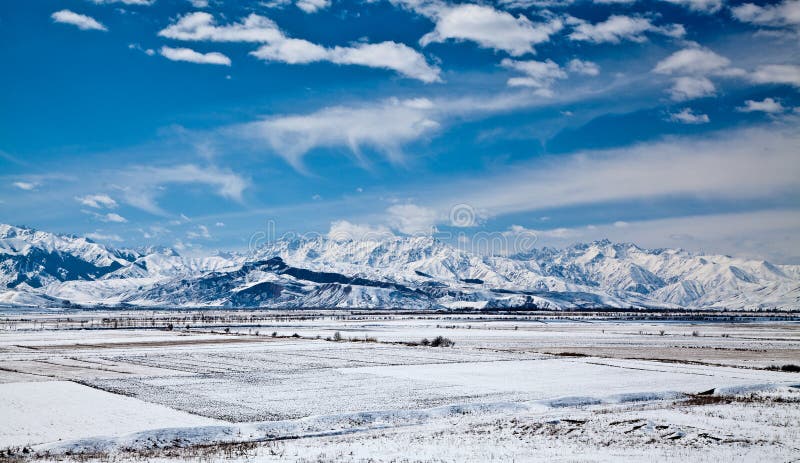 Panoramablick auf schneebedeckte Berge lizenzfreie stockbilder
