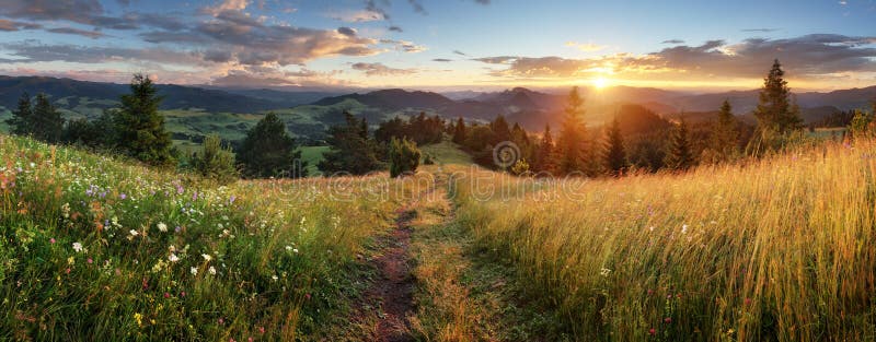 Panoramische Landschaft des schönen Sommers in den Bergen - Pieniny/Ta lizenzfreie stockfotos