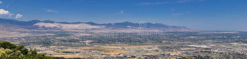 Panoramische Landschaftsansicht von Wasatch Front Rocky und von Oquirrh-Bergen, Rio Tinto Bingham Copper Mine, Great- Salt Laketa lizenzfreie stockbilder Panoramische Landschaftsansicht von Wasatch Front Rocky und von Oquirrh-Bergen, Rio Tinto Bingham Copper Mine, Great- Salt Laketa lizenzfreie stockbilder