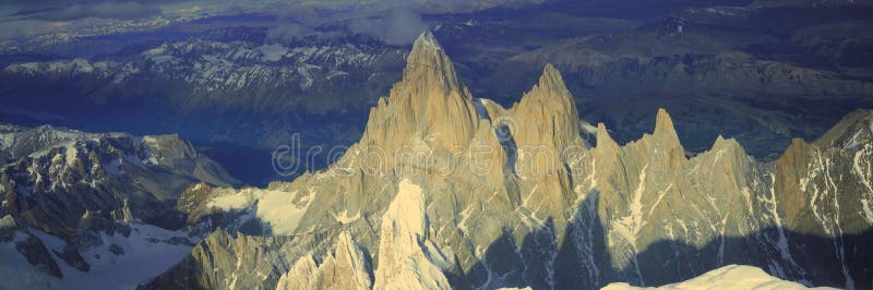 Panoramische luchtmening bij 3400 meters van Onderstel Fitzroy, Cerro Torre Waaier en de Bergen van de Andes, Patagonië, Argentin royalty-vrije stock fotografie Panoramische luchtmening bij 3400 meters van Onderstel Fitzroy, Cerro Torre Waaier en de Bergen van de Andes, Patagonië, Argentin royalty-vrije stock fotografie