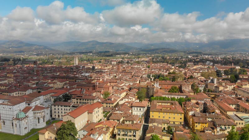 Panoramische luchtmening van Luca, oude stad van Toscanië royalty-vrije stock foto's Panoramische luchtmening van Luca, oude stad van Toscanië royalty-vrije stock foto's