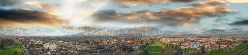 Panoramische luchtmening van Luca, oude stad van Toscanië stock afbeeldingen Panoramische luchtmening van Luca, oude stad van Toscanië stock afbeeldingen